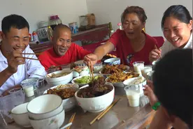胖妹中秋节回娘家，妈妈凌晨3点起床，做了啥美食？全家都夸好吃视频封面