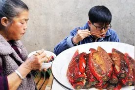 九九煎辣椒粉，大灶就怕糊锅母亲赶紧来帮忙，酸辣香具备了还糯嘴视频封面