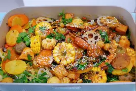 做麻辣香锅原来这么简单，教你在家做，又麻又辣又香，太解馋了