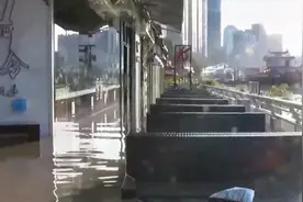 两江洪水过境重庆主城区 水位淹没洪崖洞江水灌进朝天门