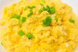 快失传的经典老菜“水炒蛋”，比鸡蛋脑还滑嫩，不放油加水直接炒