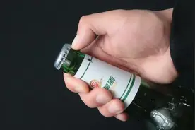 才知道，动一动啤酒瓶盖的“小机关”，女生的手一拧就开，真厉害