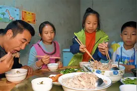桃子姐做一锅折耳根心肺汤，给孩子清热润肺，一家人吃得津津有味视频封面