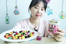 妹子拆箱吃“橄榄型朱古力豆”，绚丽多彩颜值高，苦尽甘来好吃视频封面