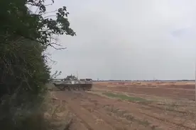 俄军高调展示BMD-4M空降战车，已将其突入战场前线视频封面