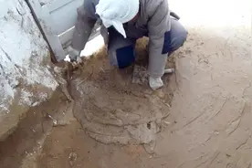 夫妻二人隐居农村大山，用泥将窑洞地面抹平，刘四的技术怎么样？视频封面
