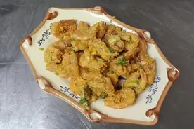 厨师长分享：“咸蛋黄焗虾”的美味做法，外酥内嫩味道很赞收藏了视频封面