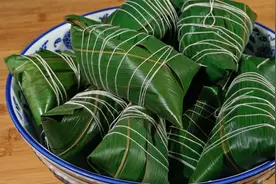 煮粽子，用清水煮是大错！大厨教我一招，不夹生不漏米，超级软糯视频封面