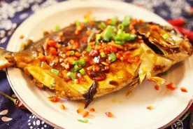 【油泼鲈鱼】美女大厨教你改刀的小技法，这样做出来既美观又入味