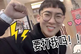 女友挖坑欺负男友，男友握起拳头冲向女友，结果竟是满满的爱！视频封面