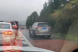 春节返程遭遇大堵车，不少私家车却在应急车道开得飞快，不怕罚？视频封面