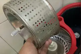 拖把甩干桶坏了别扔，把里面的转桶拆下来，留在家里还能这么用视频封面