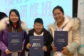 院长给同学们颁发结业证书，大家既开心又伤感，不舍得分开视频封面