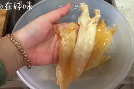 花胶炖鸡汤，满满的胶原蛋白，特别适合女性，尤其是孕期和坐月子
