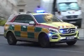 捷克街头 奔驰快速反应救护车紧急出动