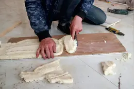 谁说泡沫胶粘不住套板，拆除5年前的门套，泡沫胶四号没有氧化视频封面