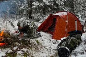 冰天雪地的森林寒风刺骨，在里面搭起顶帐篷，烧着柴火取暖挺舒服视频封面