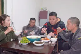 父母永远是默默付出的，只要自己的孩子有任何需求，都是尽量满足视频封面