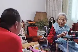 男子两年时间记录99岁老母亲生活点滴：能照顾妈妈是我福气视频封面