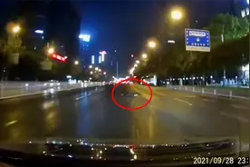 男子行车途中疑压到“人”，交警回应：该路段未发生亡人交通事故视频封面