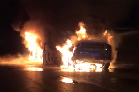 河南商丘一轿车钻货车车底，油箱爆燃引燃货车轮胎，现场燃成一团视频封面