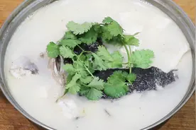 教你鱼头汤的正确做法，掌握2个技巧，汤汁奶白如牛奶，没有腥味视频封面