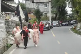 湖南一帅哥迎亲，一路背着新娘走路回家，进家习俗第一次见视频封面