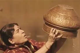 土里挖出一个破铜盆，没想到竟是个宝贝，能复制任何东西视频封面