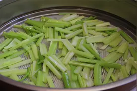 芹菜上锅蒸一蒸，竟然这么好吃，好多人都没有吃过，真是太香了视频封面