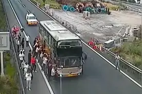 G15沈海高速台州段，一客车抛锚阻挡车流，警民携手推车恢复交通视频封面