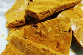  美食小白在白糖里加入小苏打，结果熬成蜂巢老糖，真是太神奇了视频封面