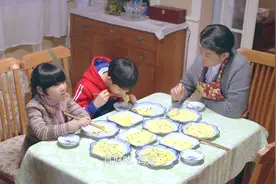 遥远：女儿带同学回家，听了他的名字，老爸做了10盘小葱炒鸡蛋视频封面