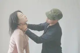 女生面对危险，喉咙被掐的喘不过来气，她的防身术真是学对了视频封面
