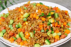 蛋炒饭怎么炒简单又好吃？大厨教你正确做法，米饭粒粒分明口感香视频封面