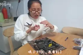 电脑都不懂的傻妞组装电脑 会不会翻车呢 我们来看她是如何出糗的视频封面