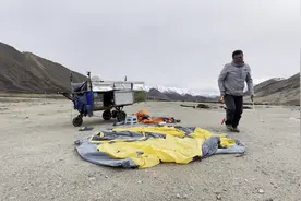 200斤胖子徒步西藏，天快黑了还没有信号，马路边搭帐篷视频封面