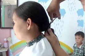 这位收头发的老板“简单粗暴”，长发接二连三直接剪短，真狠视频封面