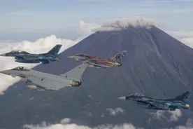 现场：德国空军司令亲自驾驶台风战机飞越富士山 二战后首次抵日视频封面