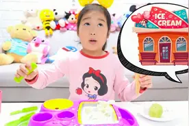 韩国萌宝宝蓝学做水果冰淇淋，自制DIY冰淇淋味道超级棒！