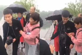 围着不让走！帅小伙西湖边救落水大爷，现场几位阿姨排队要微信视频封面