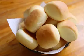 松软香甜的小面包教你在家做，早餐轻松搞定，做法简单又方便