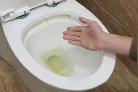 我家从不买洁厕灵，把它喷在马桶黄渍处，马桶光洁如新，太实用了视频封面