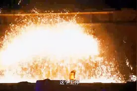 打铁花传承人把铁水弄进嗓子，收入不高又危险，为文化传承人点赞视频封面