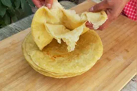 胡麻油烙饼这么做才好吃，掌握这个比例技巧，色泽金黄有食欲视频封面