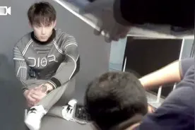 吴磊灰色针织衫初显男人味，脚踩小白鞋搭配满分！视频封面