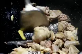 餐桌上的养生秘诀，百岁抗癌老人，竟把灵芝当作蘑菇来吃视频封面