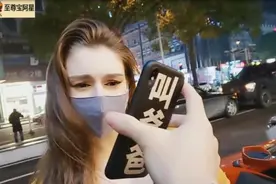 小伙狂撩外国美女，套路太多，包袱一个接一个，散装英语竟然也行视频封面