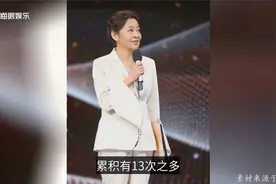 月亮姐姐晒央视名嘴合照，撒贝宁表情憨厚好无辜，倪萍被挤到一旁视频封面