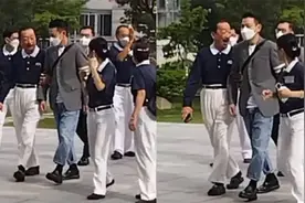 刘德华陪妻女回家过年，身家61亿舅父迎接，挽手聊天关系融洽视频封面