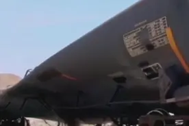 石头砸不烂的油罐，抽空内部空气迅速被大气压扁